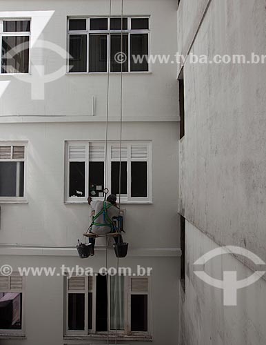  Assunto: Pintor pintando uma janela na parte externa de um prédio / Local: Rio de Janeiro (RJ) - Brasil / Data: 04/2013 