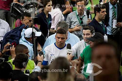  Jogador Ronaldo saindo de campo durante o evento-teste do Maracanã - jogo entre amigos de Ronaldo Fenômeno x amigos de Bebeto que marca a reabertura do estádio  - Rio de Janeiro - Rio de Janeiro - Brasil