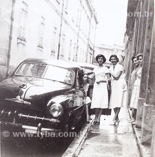  Jovens mulheres posam para fotografia junto ao automóvel Chevrolet Styleline De Luxe na Rua Leandro Martins com Colégio Pedro II à esquerda - Câmera Rolleiflex - (uso editorial)  - Rio de Janeiro - Rio de Janeiro - Brasil