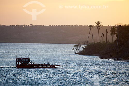  Assunto: Balsa transportando pessoas e carros na Lagoa de Guaraíras, também conhecida como Lagoa do Tibau  / Local: Distrito de Pipa - Tibau do Sul - Rio Grande do Norte  (RN) - Brasil / Data: 03/2013 