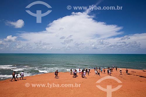  Assunto: Turistas no alto da falésia conhecida como Mirante do Chapadão  / Local: Distrito de Pipa - Tibau do Sul - Rio Grande do Norte  (RN) - Brasil / Data: 03/2013 