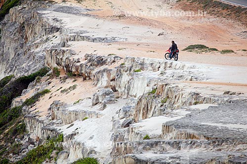  Assunto: Motociclista parado ao lado da falésia às margens da Avenida Antônio Florêncio / Local: Distrito de Pipa - Tibau do Sul - Rio Grande do Norte (RN) - Brasil / Data: 03/2013 