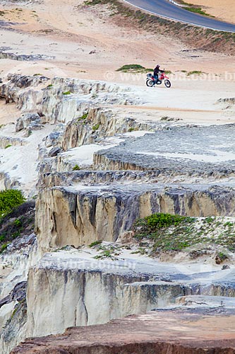  Assunto: Motociclista parado ao lado da falésia às margens da Avenida Antônio Florêncio / Local: Distrito de Pipa - Tibau do Sul - Rio Grande do Norte (RN) - Brasil / Data: 03/2013 