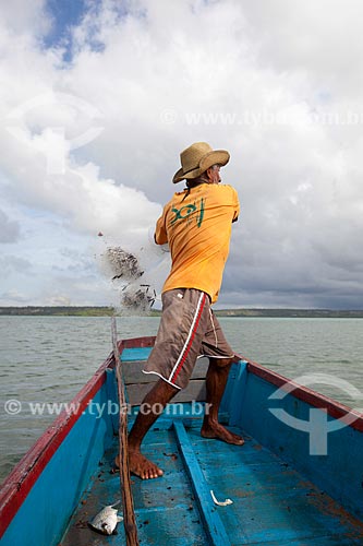  Assunto: Pescador lançando rede de pesca na Lagoa de Guaraíras, conhecida como Lagoa do Tibau  / Local: Distrito de Pipa - Tibau do Sul - Rio Grande do Norte (RN) - Brasil / Data: 03/2013 