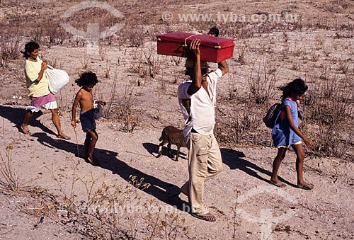  Assunto: Família abandonando o sertão durante a seca / Local: Ceará (CE) - Brasil / Data: 1993 