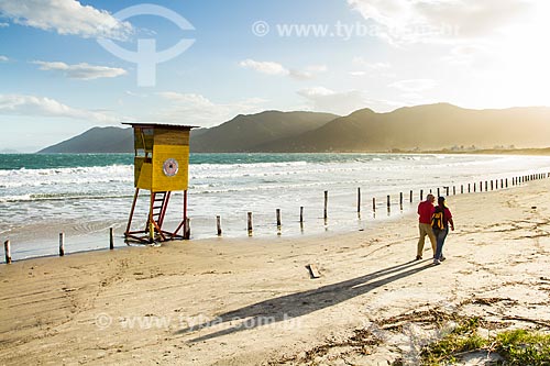  Assunto: Pessoas caminhando na Praia do Pântano do Sul / Local: Pântano do Sul - Florianópolis - Santa Catarina (SC) - Brasil / Data: 04/2013 