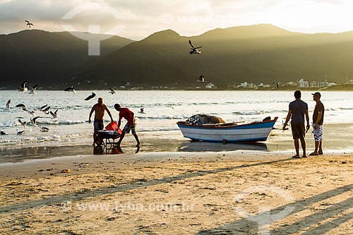  Assunto: Pescadores e Barco de pesca na Praia do Pântano do Sul / Local: Pântano do Sul - Florianópolis - Santa Catarina (SC) - Brasil / Data: 04/2013 