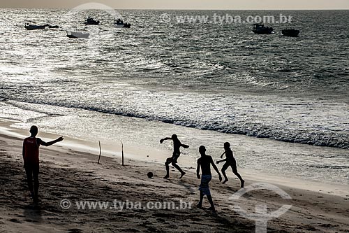  Assunto: Jovens jogando futebol na praia / Local: Caiçara do Norte - Rio Grande do Norte (RN) - Brasil / Data: 03/2013 