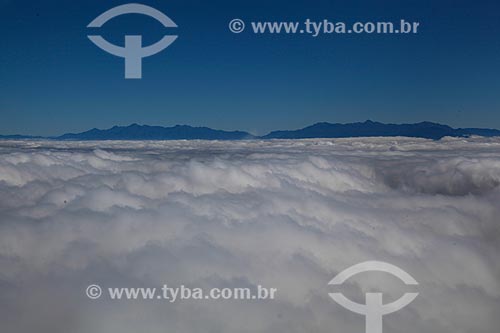  Assunto: Nuvens com a Serra da Mantiqueira ao fundo / Local: Rio de Janeiro (RJ) - Brasil / Data: 05/2013 