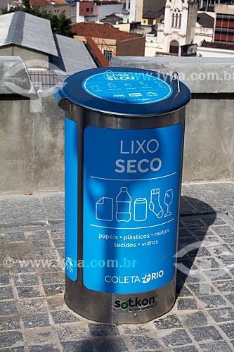  Assunto: Lixeira para coleta seletiva - lixo seco  - próximo ao Observatório do Valongo / Local: Saúde - Rio de Janeiro (RJ) - Brasil / Data: 05/2013 