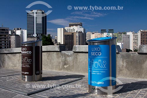  Assunto: Lixeiras para coleta seletiva - lixo orgânico e seco - com os prédios do centro da cidade ao fundo / Local: Saúde - Rio de Janeiro (RJ) - Brasil / Data: 05/2013 