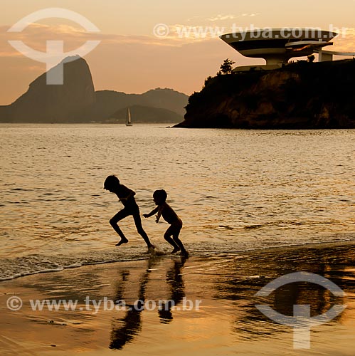  Assunto: Crianças brincando na praia das Flexas com Museu de Arte Contemporânea (1996) e Pão de Açúcar ao fundo / Local: Niterói - Rio de Janeiro (RJ) - Brasil / Data: 02/2011 