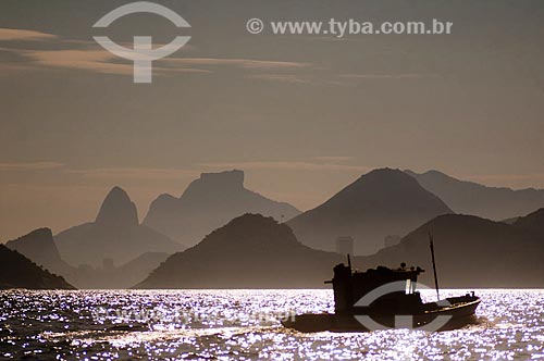  Assunto: Barco de pescadores com montanhas e Pão de Açúcar ao fundo / Local: Rio de Janeiro (RJ) - Brasil / Data: 01/2007 