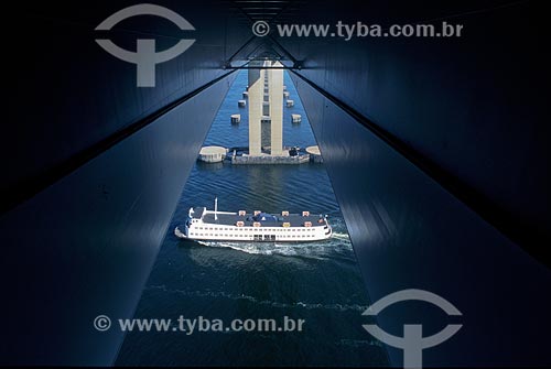  Assunto: Barca vista a partir da estrutura metálica inferior da Ponte Rio-Niterói / Local: Rio de Janeiro (RJ) - Brasil / Data: 04/2007 