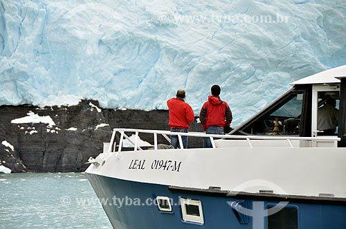  Assunto: Turistas próximo ao Glaciar Spegazzini (Geleira Spegazzini) / Local: Província de Santa Cruz - Argentina - América do Sul / Data: 01/2012 