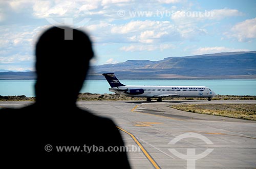  Assunto: Pessoa observando avião no Aeroporto Internacional Comandante Armando Tola (2000) - também conhecido com Aeroporto de El Calafate / Local: Província de Santa Cruz - Argentina - América do Sul / Data: 01/2012 