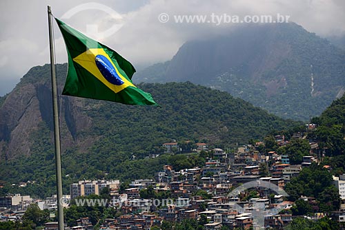 Assunto: Bandeira do Brasil hasteada com e Morro Chapéu Mangueira ao fundo / Local: Leme - Rio de Janeiro (RJ) - Brasil / Data: 02/2013 