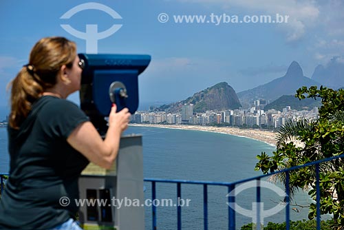  Assunto: Mulher observando a orla através de um binóculo a partir do Forte Duque de Caxias - também conhecido como Forte do Leme / Local: Leme - Rio de Janeiro (RJ) - Brasil / Data: 02/2013 