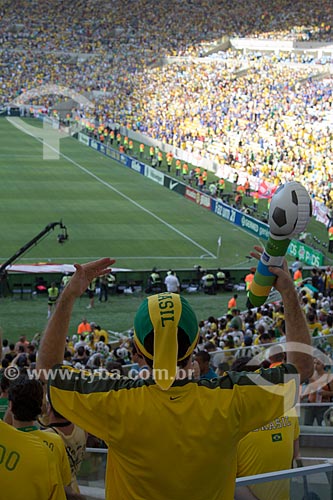  Assunto: Torcedor no Estádio Jornalista Mário Filho, também conhecido como Maracanã, durante jogo amistoso entre Brasil e Inglaterra / Local: Maracanã - Rio de Janeiro (RJ) - Brasil / Data: 06/2013 