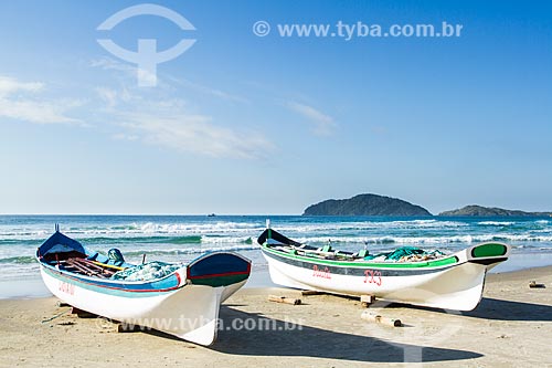  Assunto: Barcos de pesca na areia na Praia do Santinho / Local: Florianópolis - Santa Catarina (SC) - Brasil / Data: 06/2013 