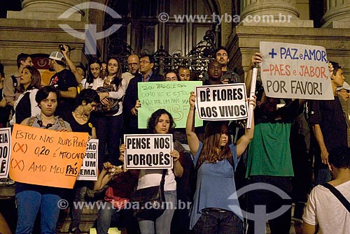  Manifestantes com cartazes durante a manifestação conhecida como Movimento Passe Livre  - Rio de Janeiro - Rio de Janeiro - Brasil