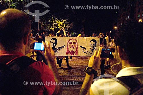  Pessoas fotografam cartaz durante a manifestação conhecida como Movimento Passe Livre  - Rio de Janeiro - Rio de Janeiro - Brasil