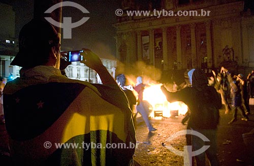  Manifestante fotografa barricada de lixo queimado na manifestação conhecida como Movimento Passe Livre  - Rio de Janeiro - Rio de Janeiro - Brasil