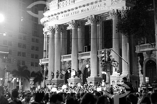  Manifestação conhecida como Movimento Passe Livre com o Theatro Municipal ao fundo  - Rio de Janeiro - Rio de Janeiro - Brasil