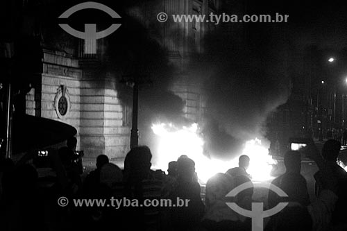  Carro incendiado próximo a Assembléia Legislativa do Estado do Rio de Janeiro (ALERJ) durante a manifestação do Movimento Passe Livre  - Rio de Janeiro - Rio de Janeiro - Brasil