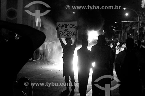  Carro incendiado próximo a Assembléia Legislativa do Estado do Rio de Janeiro (ALERJ) durante a manifestação do Movimento Passe Livre  - Rio de Janeiro - Rio de Janeiro - Brasil