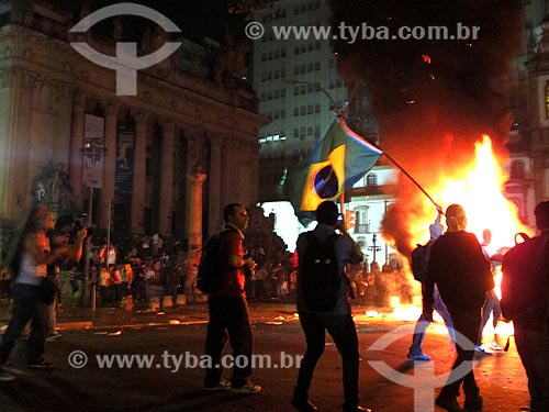  Manifestantes fazendo barricada de lixo queimado durante a manifestação conhecida como Movimento Passe Livre  - Rio de Janeiro - Rio de Janeiro - Brasil