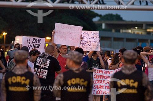  Força Nacional fazendo o cordão de isolamento no entorno do Maracanã - para evitar o protesto antes do jogo entre  Itália x México pela Copa das Confederações  - Rio de Janeiro - Rio de Janeiro - Brasil