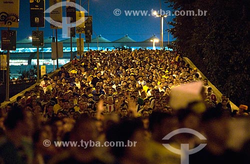  Assunto: Torcedores saindo do Estádio Jornalista Mário Filho - também conhecido como Maracanã - depois do jogo entre  Itália x México pela Copa das Confederações / Local: Maracanã - Rio de Janeiro (RJ) - Brasil / Data: 16/06/2013 