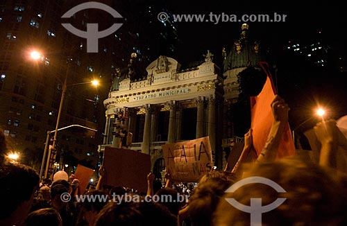  Manifestação conhecida como Movimento Passe Livre com o Theatro Municipal do Rio de Janeiro ao fundo  - Rio de Janeiro - Rio de Janeiro - Brasil