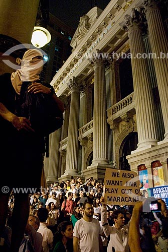  Manifestação conhecida como Movimento Passe Livre com o Theatro Municipal do Rio de Janeiro ao fundo  - Rio de Janeiro - Rio de Janeiro - Brasil