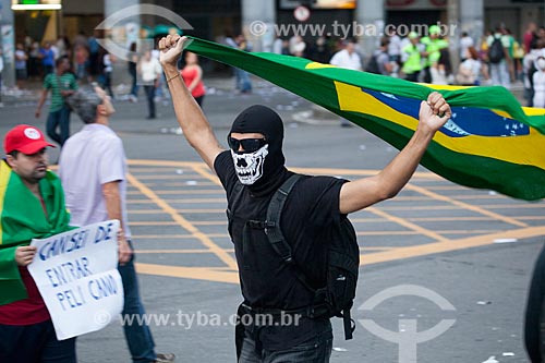  Assunto: Manifestante com o rosto coberto durante a manifestação do Movimento Passe Livre na Avenida Presidente Vargas / Local: Centro - Rio de Janeiro (RJ) - Brasil / Data: 06/2013 