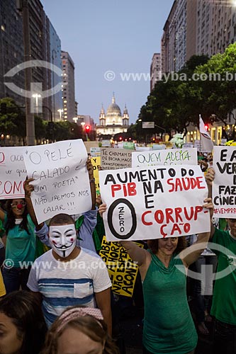  Assunto: Manifestação do Movimento Passe Livre na Avenida Presidente Vargas com a Igreja de Nossa Senhora da Candelária (1609) ao fundo / Local: Centro - Rio de Janeiro (RJ) - Brasil / Data: 06/2013 