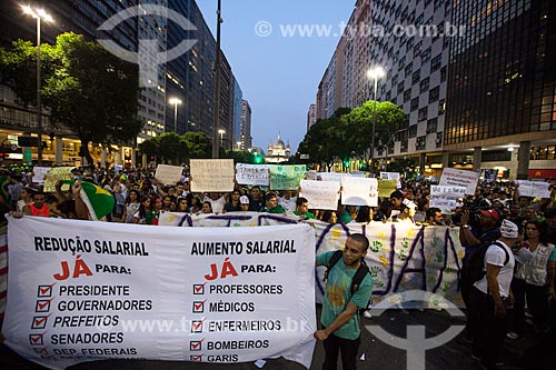  Assunto: Manifestação do Movimento Passe Livre na Avenida Presidente Vargas com a Igreja de Nossa Senhora da Candelária (1609) ao fundo / Local: Centro - Rio de Janeiro (RJ) - Brasil / Data: 06/2013 