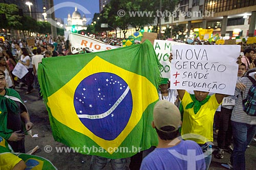  Assunto: Manifestação do Movimento Passe Livre na Avenida Presidente Vargas com a Igreja de Nossa Senhora da Candelária (1609) ao fundo / Local: Centro - Rio de Janeiro (RJ) - Brasil / Data: 06/2013 