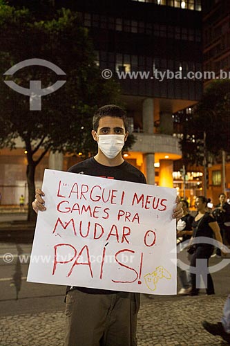  Assunto: Manifestante com um cartaz durante a manifestação do Movimento Passe Livre na Presidente Vargas / Local: Centro - Rio de Janeiro (RJ) - Brasil / Data: 06/2013 