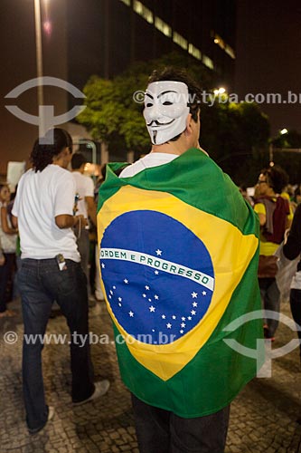  Manifestante enrolado na bandeira do Brasil durante o protesto do Movimento Passe Livre na Presidente Vargas  - Rio de Janeiro - Rio de Janeiro - Brasil