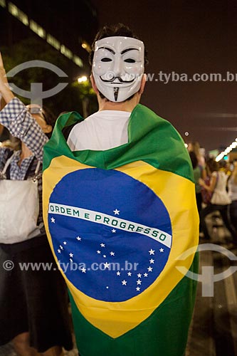  Manifestante enrolado na bandeira do Brasil durante o protesto do Movimento Passe Livre na Presidente Vargas  - Rio de Janeiro - Rio de Janeiro - Brasil