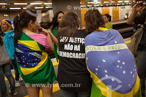  Assunto: Manifestantes enroladas na bandeira do Brasil na Estação Uruguaiana do Metrô / Local: Centro - Rio de Janeiro (RJ) - Brasil / Data: 06/2013 