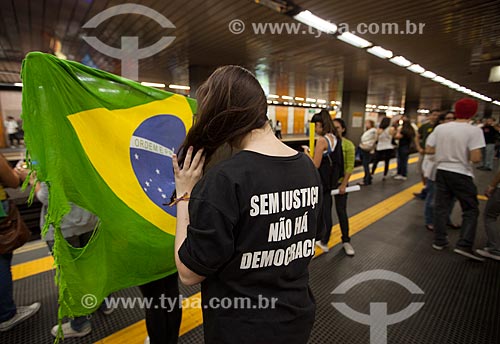  Assunto: Manifestante enrolada na bandeira do Brasil na Estação Uruguaiana do Metrô / Local: Centro - Rio de Janeiro (RJ) - Brasil / Data: 06/2013 