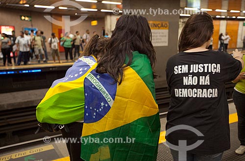  Assunto: Manifestantes enroladas na bandeira do Brasil na Estação Uruguaiana do Metrô / Local: Centro - Rio de Janeiro (RJ) - Brasil / Data: 06/2013 