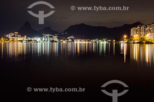  Assunto: Vista noturna da Lagoa Rodrigo de Freitas com Morro Dois Irmãos e Pedra da Gávea ao fundo / Local: Lagoa - Rio de Janeiro (RJ) - Brasil / Data: 06/2013 