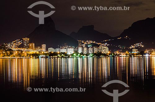  Assunto: Vista noturna da Lagoa Rodrigo de Freitas com Morro Dois Irmãos e Pedra da Gávea ao fundo / Local: Lagoa - Rio de Janeiro (RJ) - Brasil / Data: 06/2013 