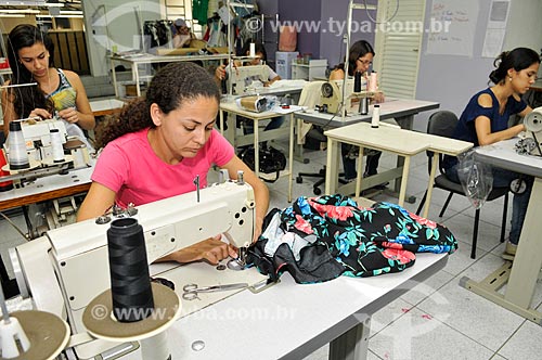  Costureiras trabalhando na produção de roupas  - Ibirá - São Paulo - Brasil