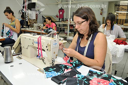  Costureiras trabalhando na produção de roupas  - Ibirá - São Paulo - Brasil