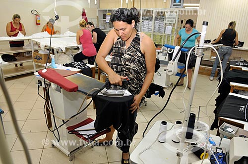  Passadeira trabalhando na produção de roupas  - Ibirá - São Paulo - Brasil